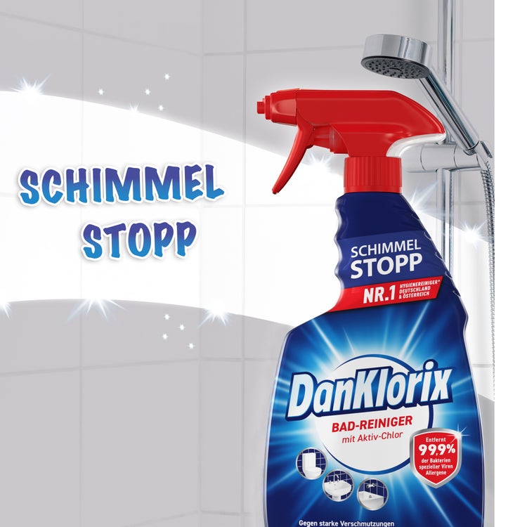 DanKlorix Bad-Reiniger mit Aktiv-Chlor vor gefliester Dusche – Schimmel Stopp